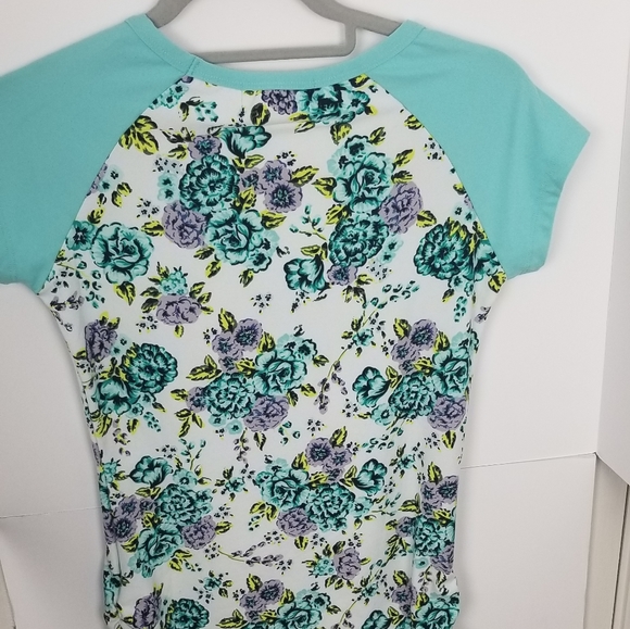 🎀NWT No comment floral top. - Picture 6 of 6